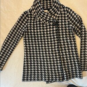 Ellen Tracy Black and White Houndstooth Turtleneck Sweater
